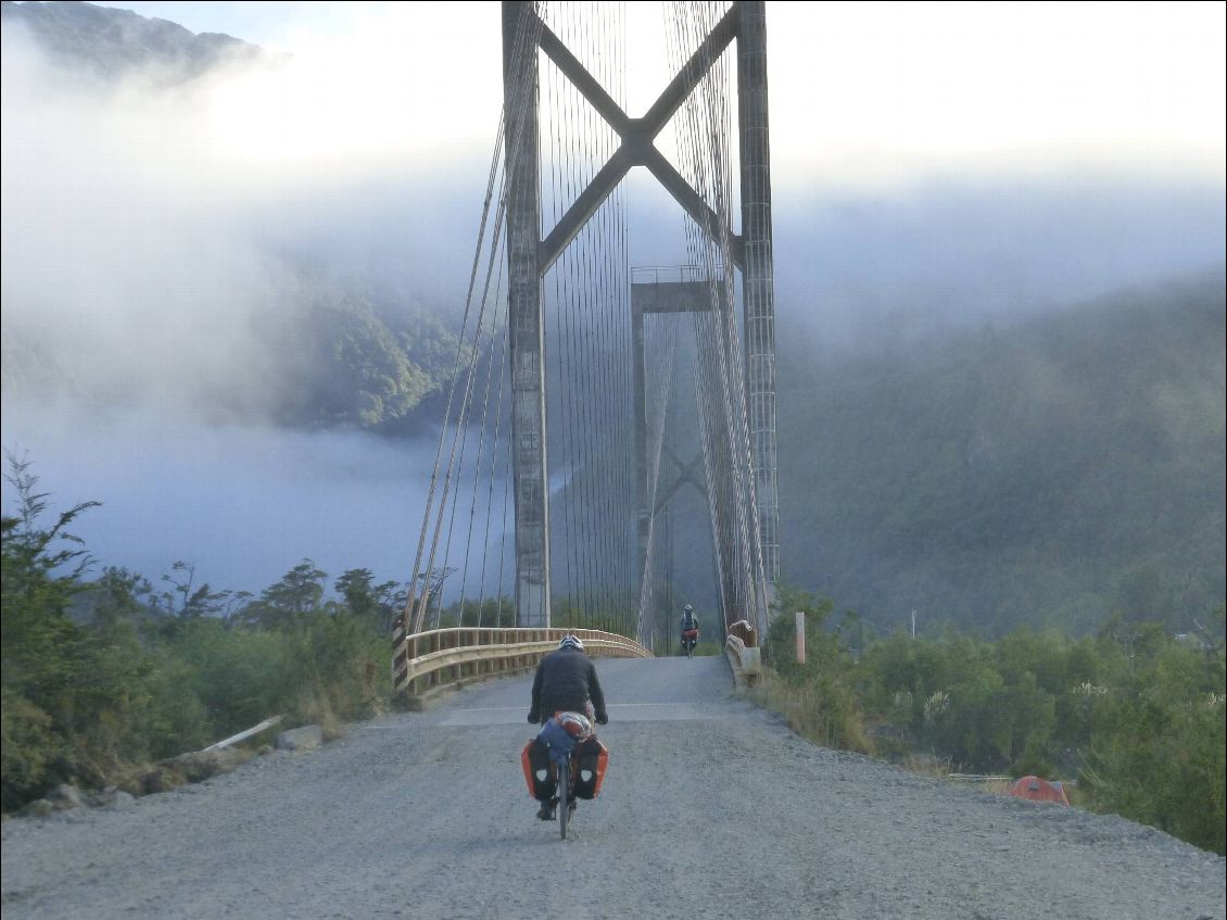Pont sur le rio Yelcho.