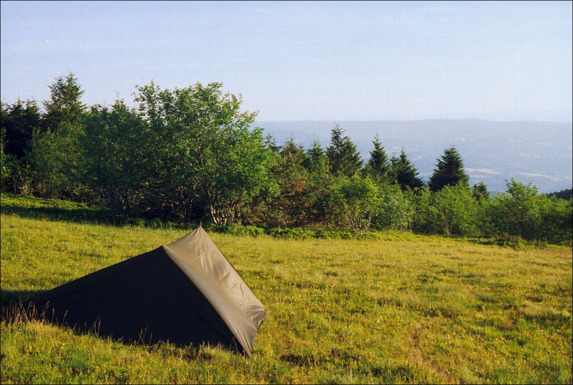 Vue sur l'Auvergne et la chaîne des Puys au col du Béal.