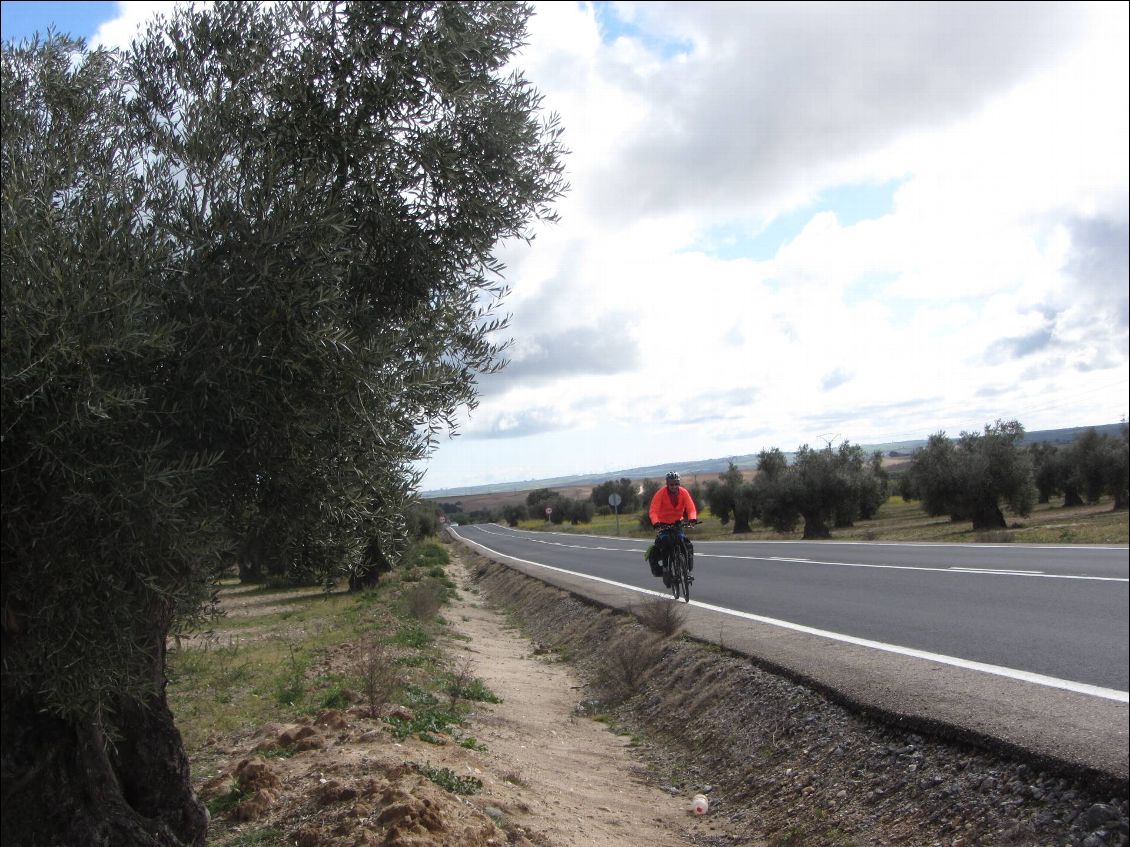 Le début de l'étape est très roulant, ce qui me permet de faire 35 kms de routes avant la pose déjeuner