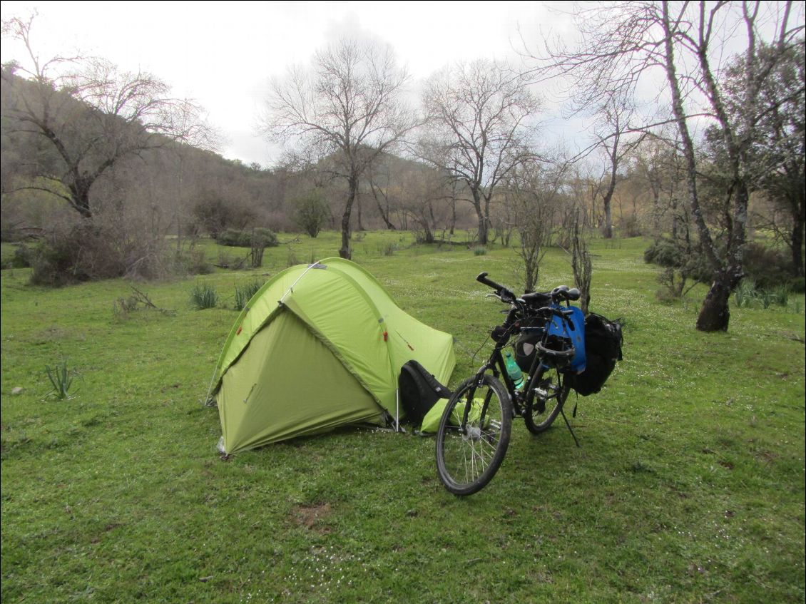 Superbe bivouac à proximité de la rivière.J'ai par contre des difficultés à trouver une zone qui ne soit pas infestée de fourmies.