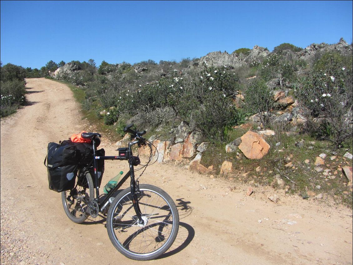 Une belle portion de pistes à travers les patûrages me mènera jusqu'à la retenue du Rio Gargaligas