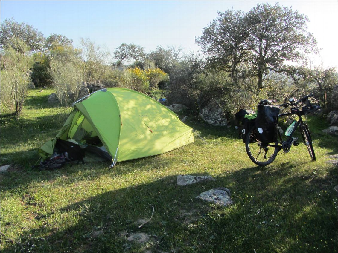 Mieux que le camping, non? Une fois passé le moment agréable de la douche gelée :-), c'est le top :-)