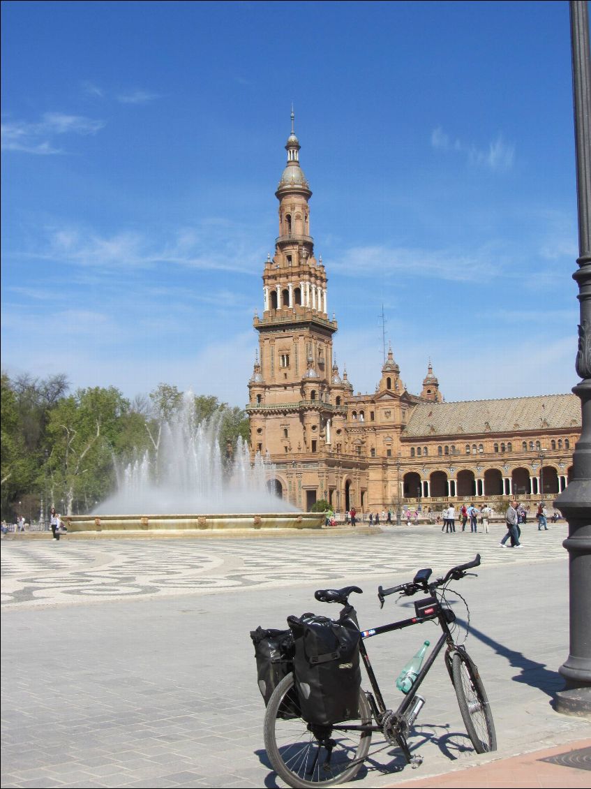 Le lendemain, étape repos et visite sommaire de Seville en déambulant sur le réseau cyclable de la ville.