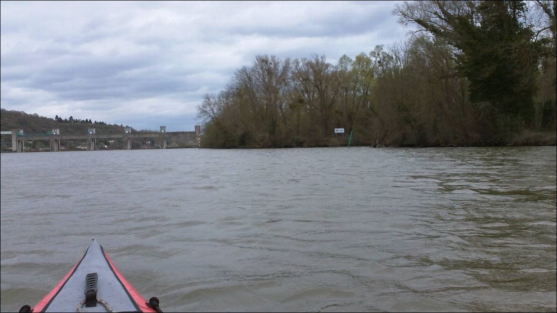 Le port fluvial indiqué sur la droite