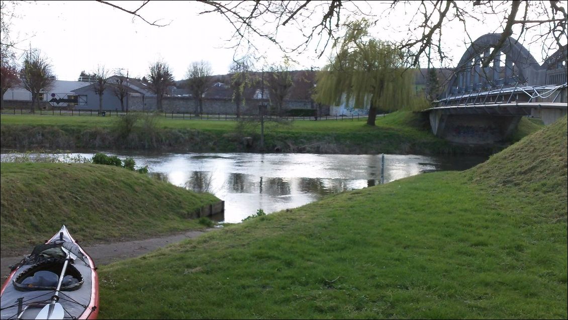 Le pont de Léry sous lequel coule l'Eure