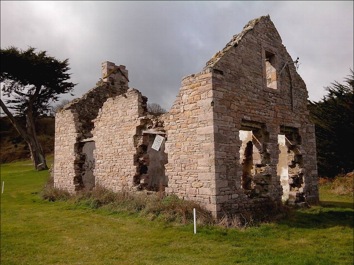 Une ancienne maison de douanier. Normal, sur le sentier des douaniers.