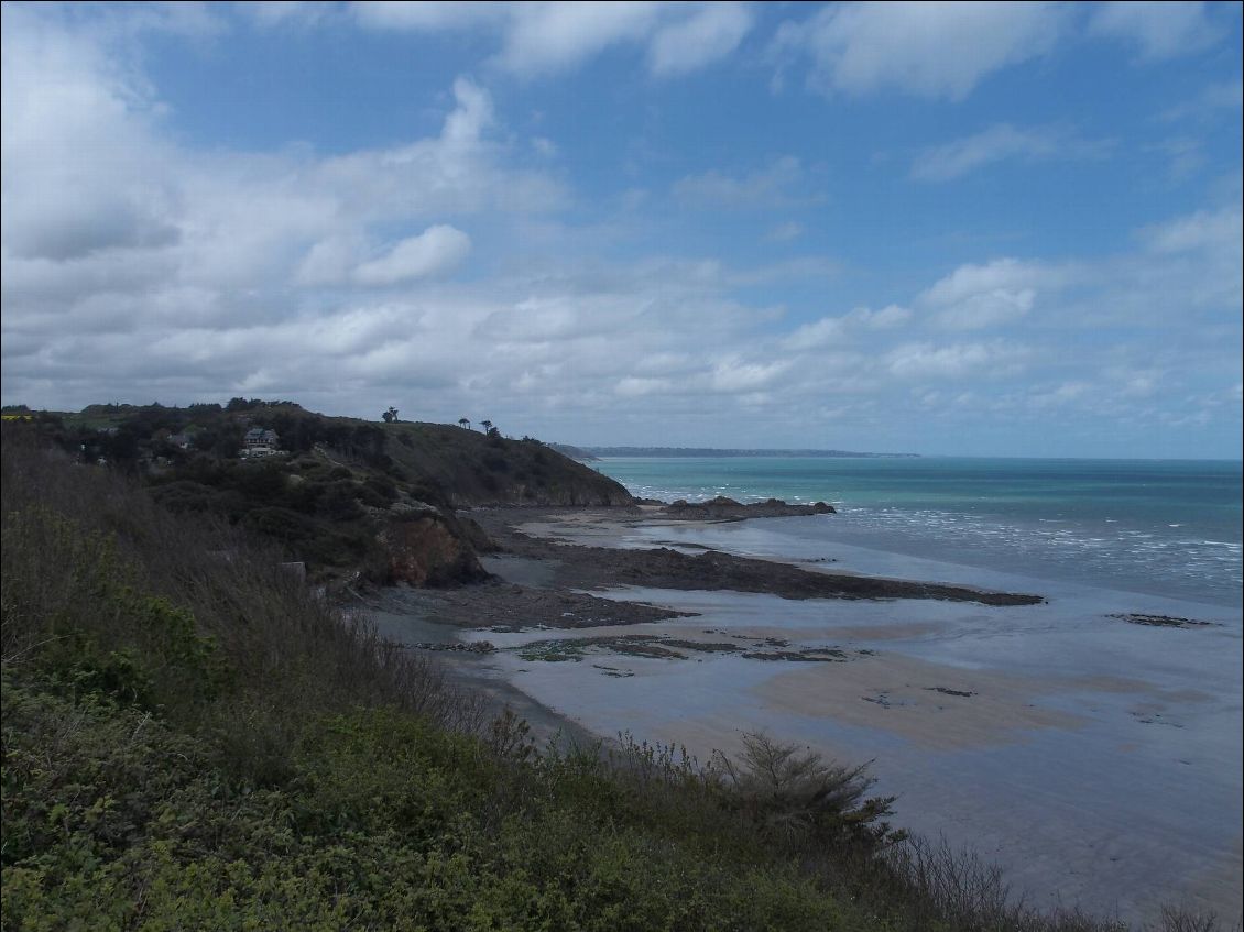 Une plage située entre la pointe du Roselier et la pointe des tablettes.