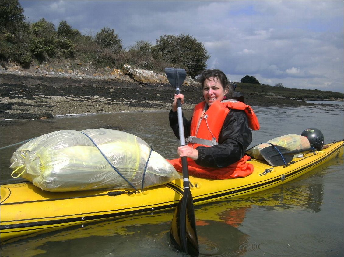 CÉLINE EN KAYAK DE MER AVEC UNE PETITE PRISE AUX VENTS EN CAUSE LES 2 DUVETS
BIEN CHAUD EN PRÉVISION D UNE NUIT BIEN FRAICHE