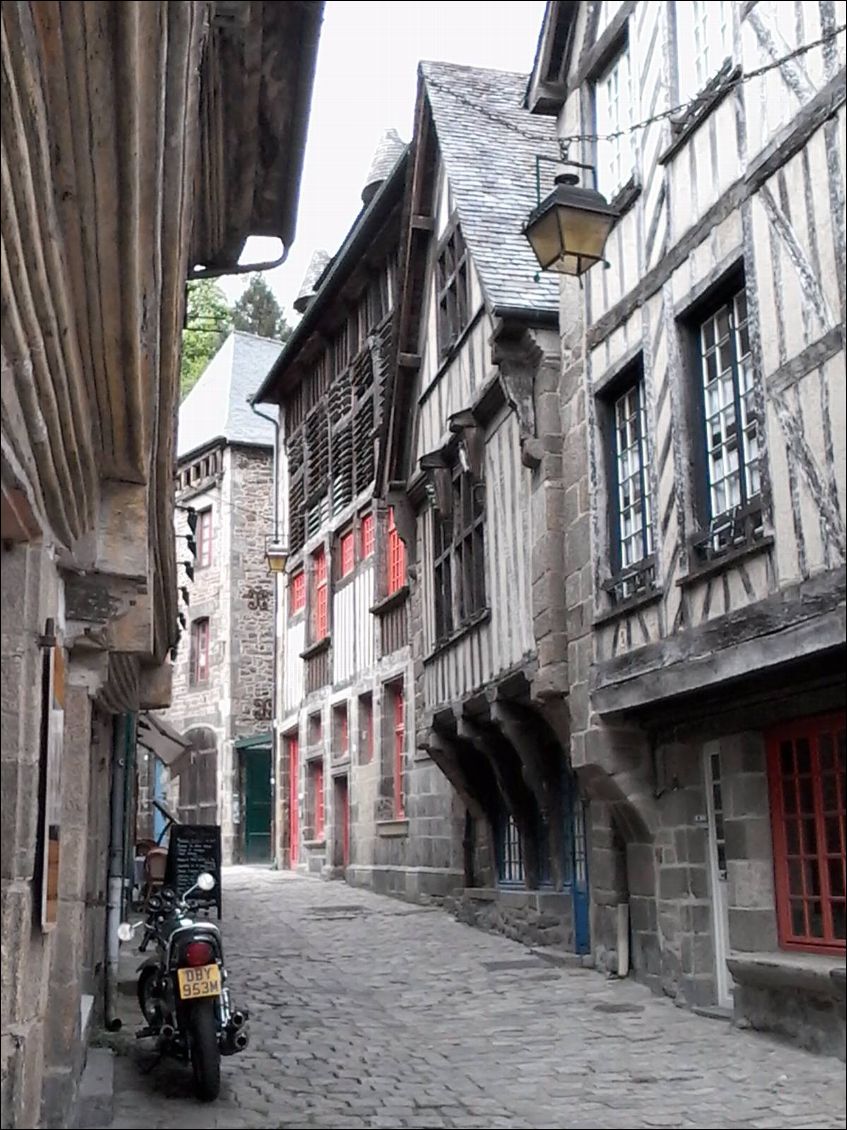 La montée vers l'entrée de Dinan, bien raide et tout en pavés. J'y vais à pied. 