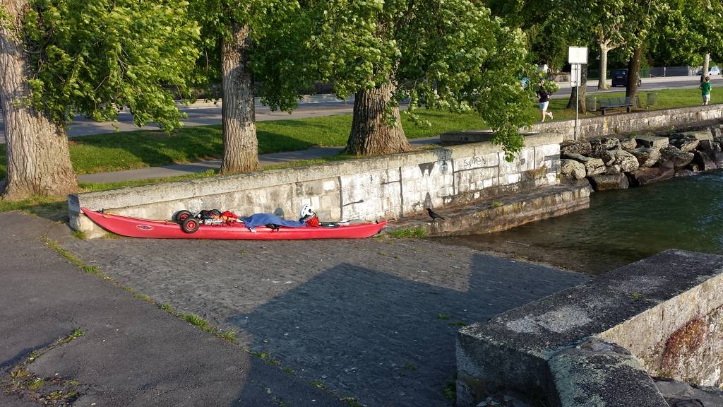 Quai de Cologny. Rampe des planches à voile. Bivouac