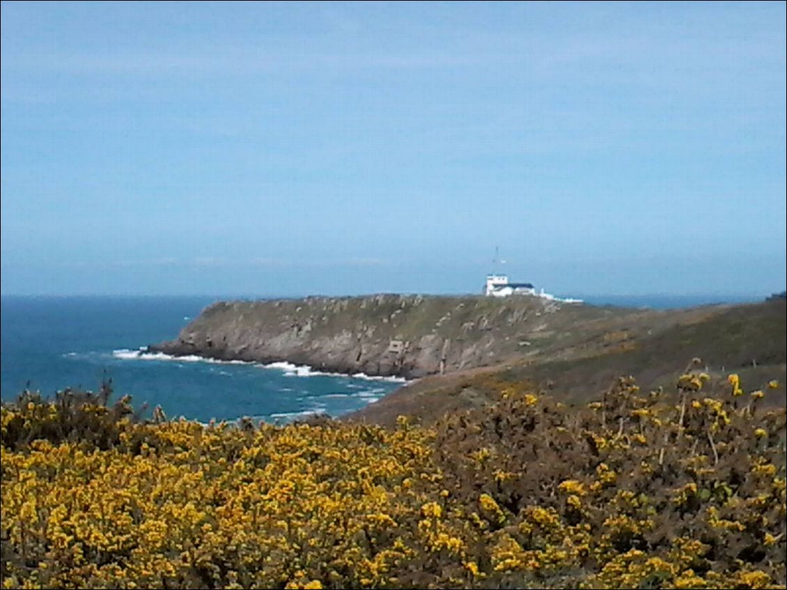 Après les mini montagnes russes, la récompense : la pointe du Groin. De là, on aperçoit les îles Chausey, la côte d en face et le fameux Mont.