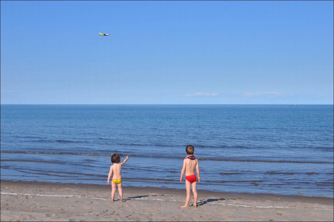 et les avions dans le ciel