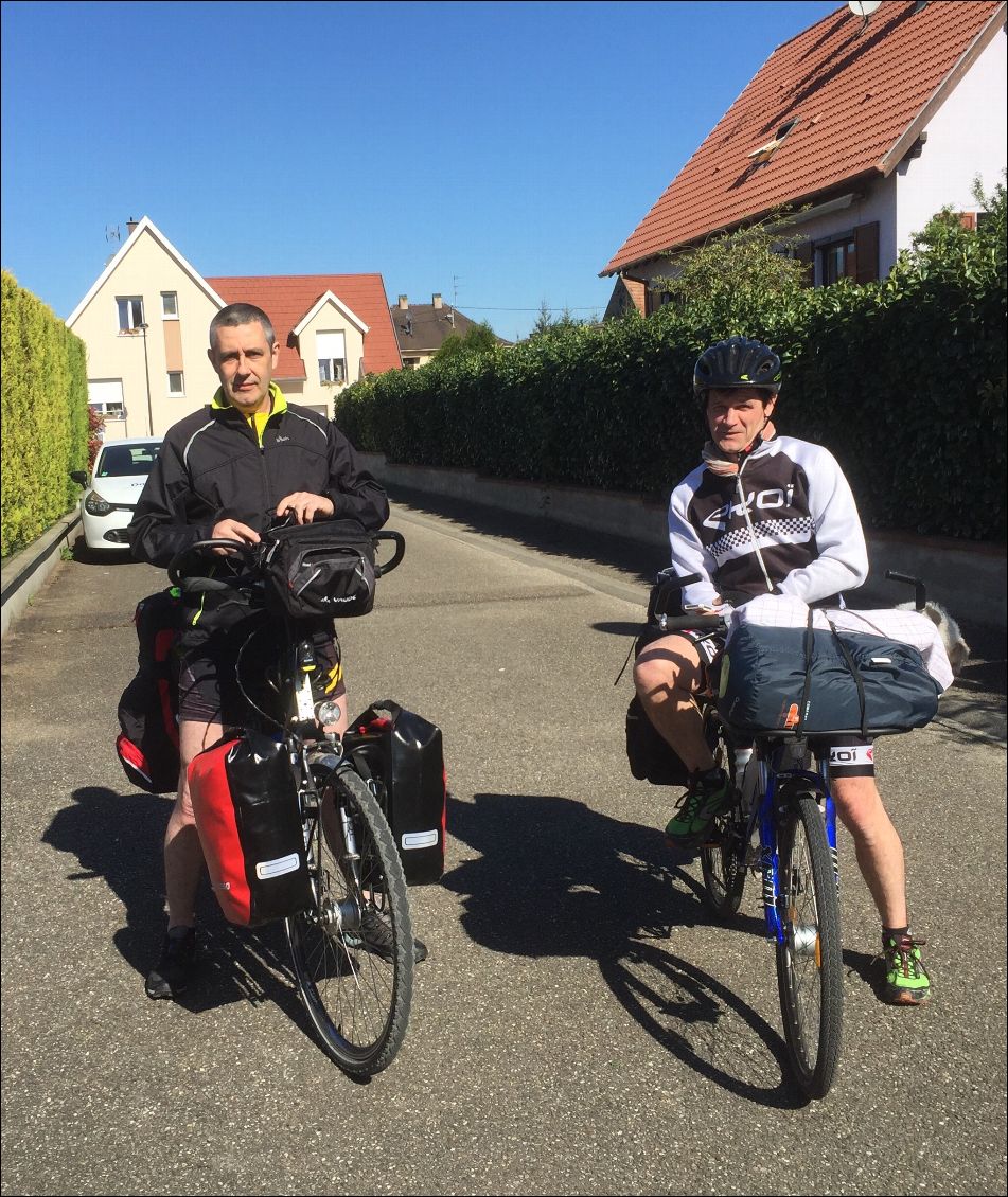 Ca y est c'est le départ il est 10h. Il
Manque un Velo sur la photo Denis nous a accompagné jusqu'à gerstheim.