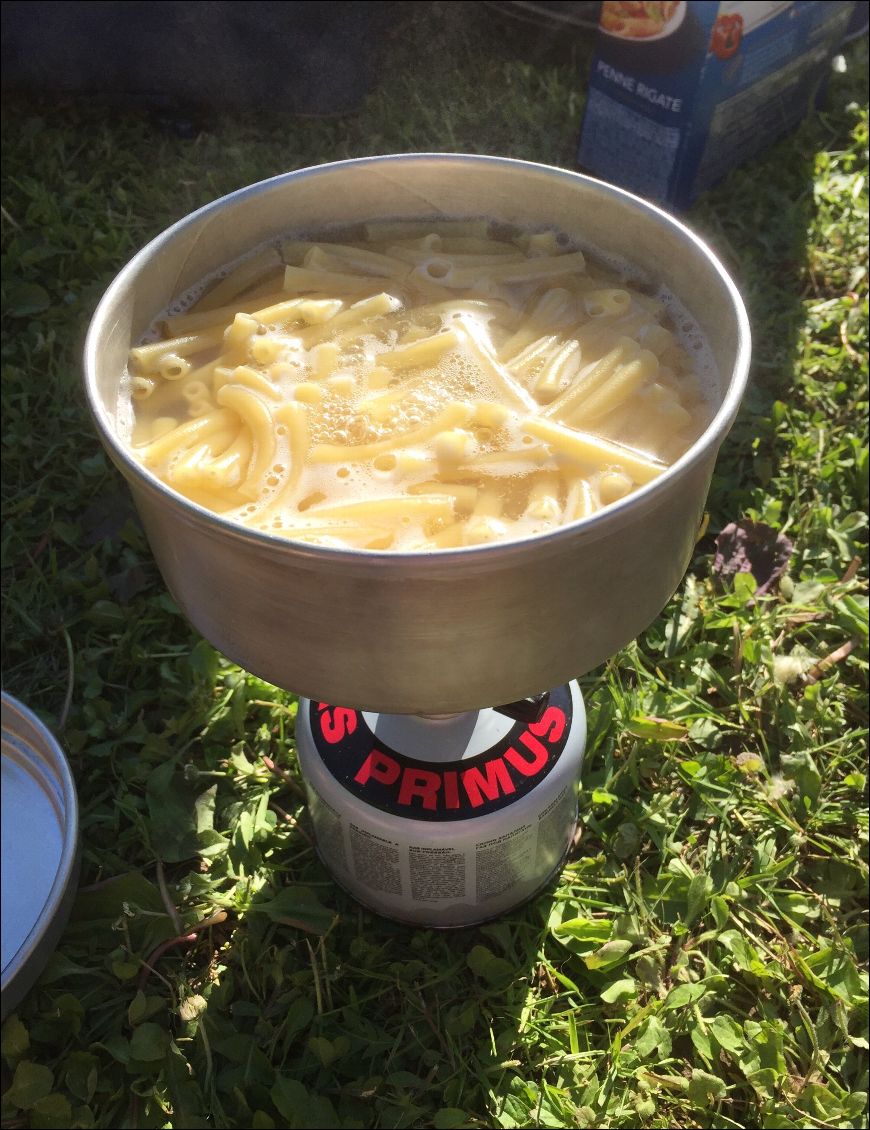 Repas tiré du sac (et préparé au réchaud) car rien aux alentours du camping où aller manger, boire un coup. Accueil très sympas de la patronne.