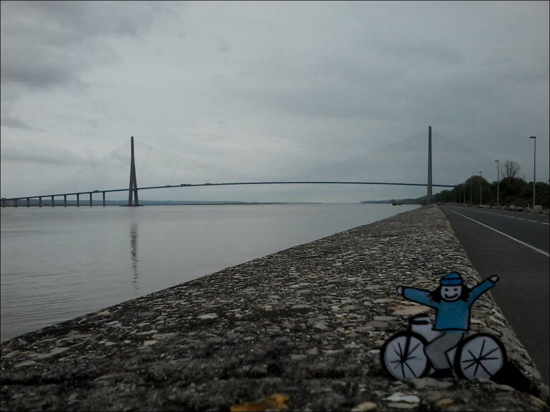 Si quelqu'un  estime que le pont est infranchissable à  vélo, qu'il parle maintenant ou qu'il se taise à jamais. De toute manière, demain il sera trop tard.