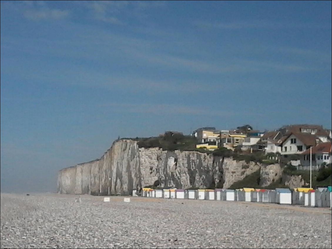 La plage du même patelin. Remarquez la grimpette qui m'attend pour continuer mon chemin.