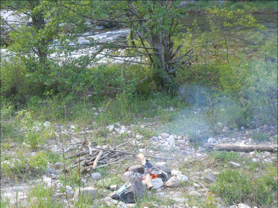 Petit feu pour le soir à La Roque Sainte Marguerite dans la vallée de la Dourbie.