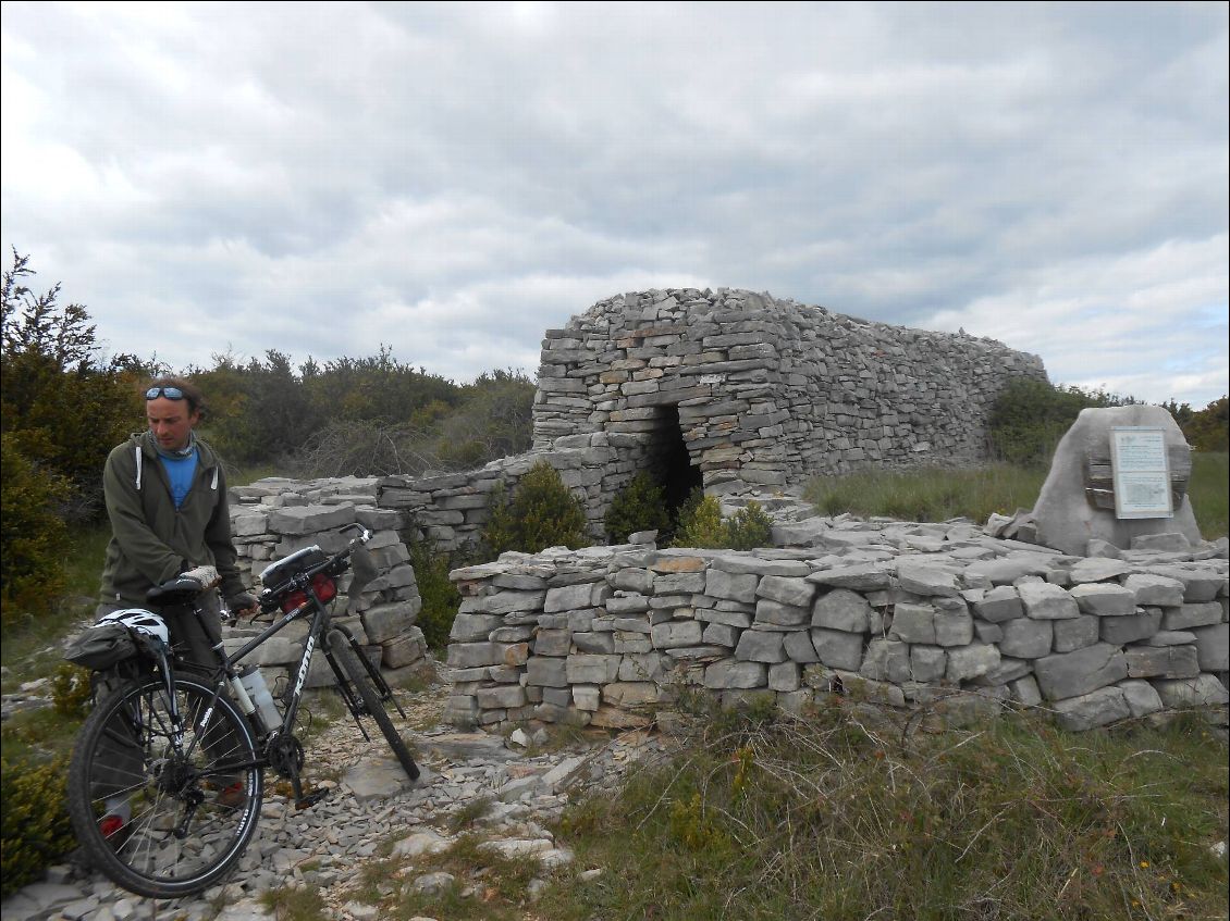 Refuge en pierres non scellés sur le Larzac