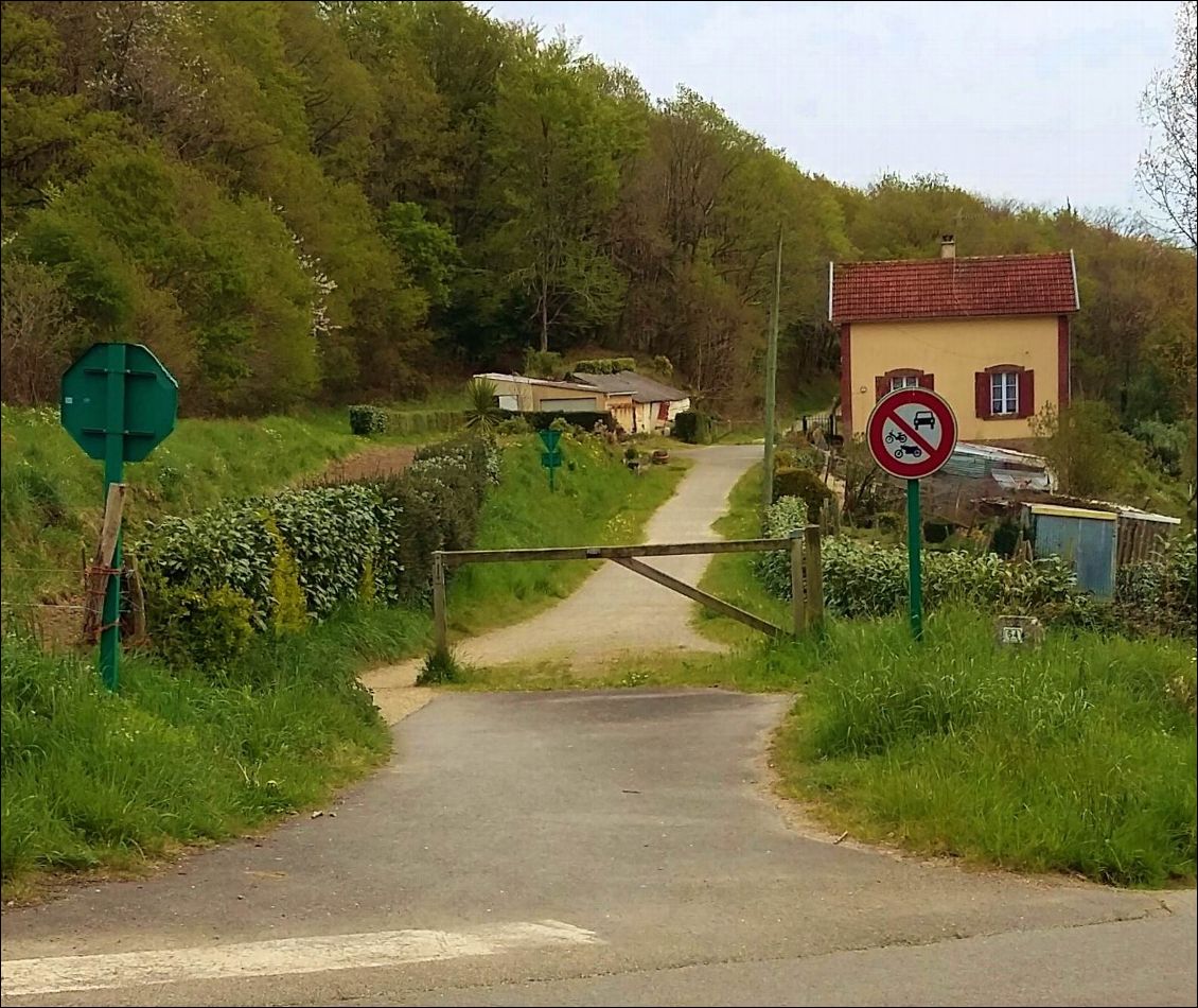 Une des nombreuses anciennes gares croisées sur la voie verte