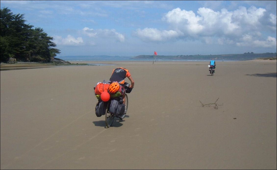 Raccourci par la plage c'est marée basse.