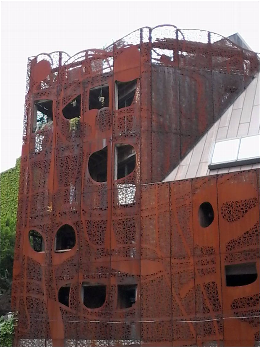 Sympathique, non ! Mais je ne sais pas qui a conçu ce bâtiment.