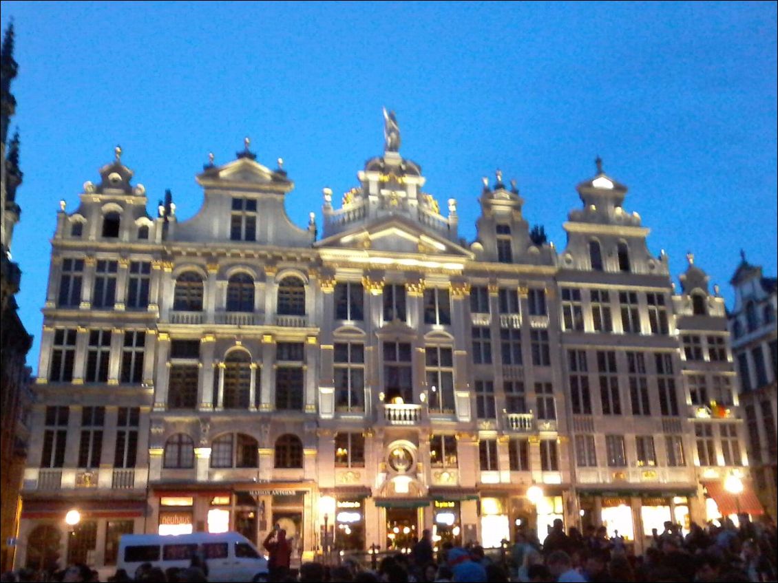 La grande place illuminée de nuit