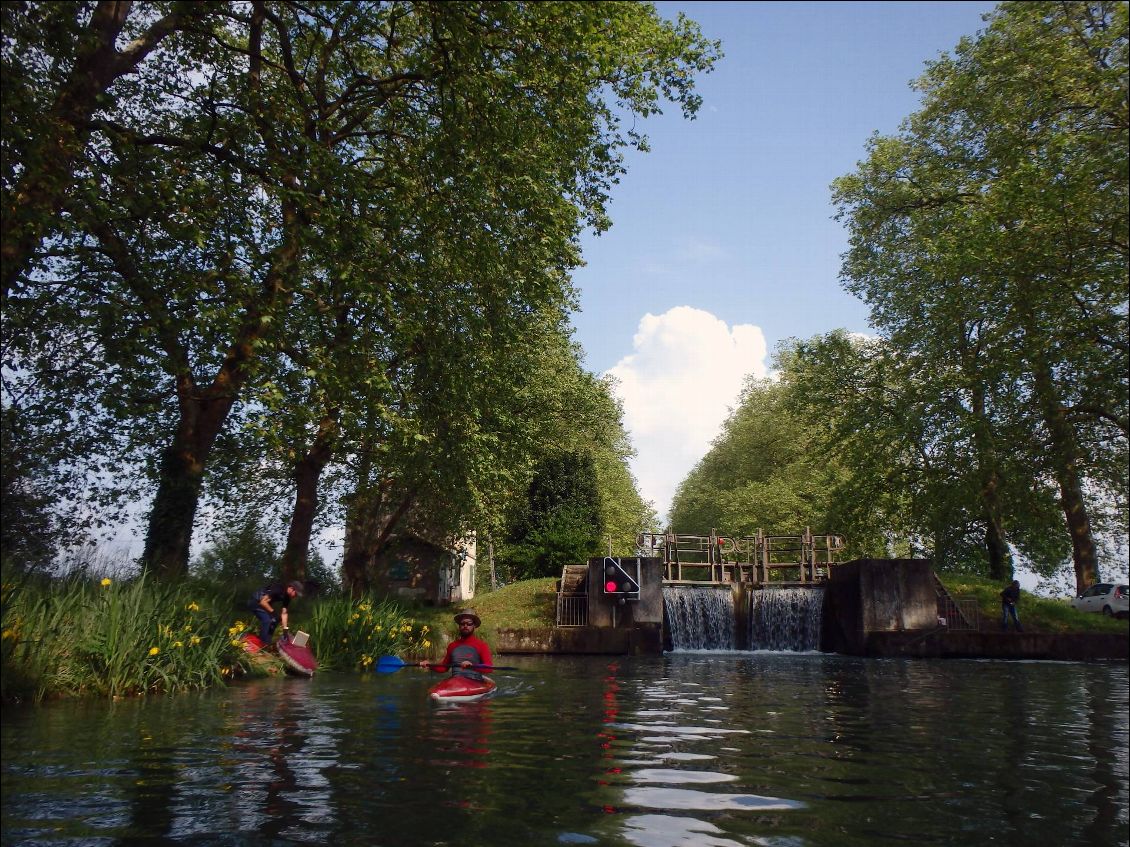 Portage au niveau d'une écluse