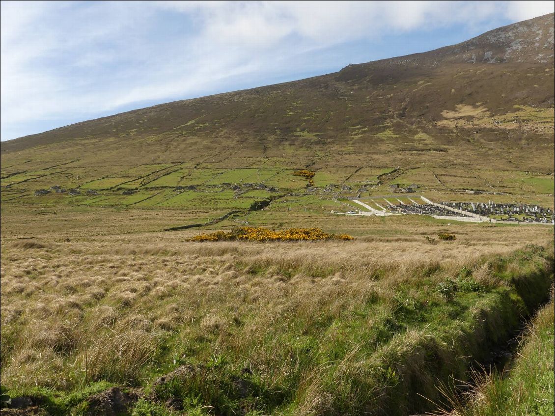 à gauche, les vagues traces des ruines d'un Famine village, un village abandonné ou dont tous les habitants sont morts lors de la Famine du milieu du 18ème