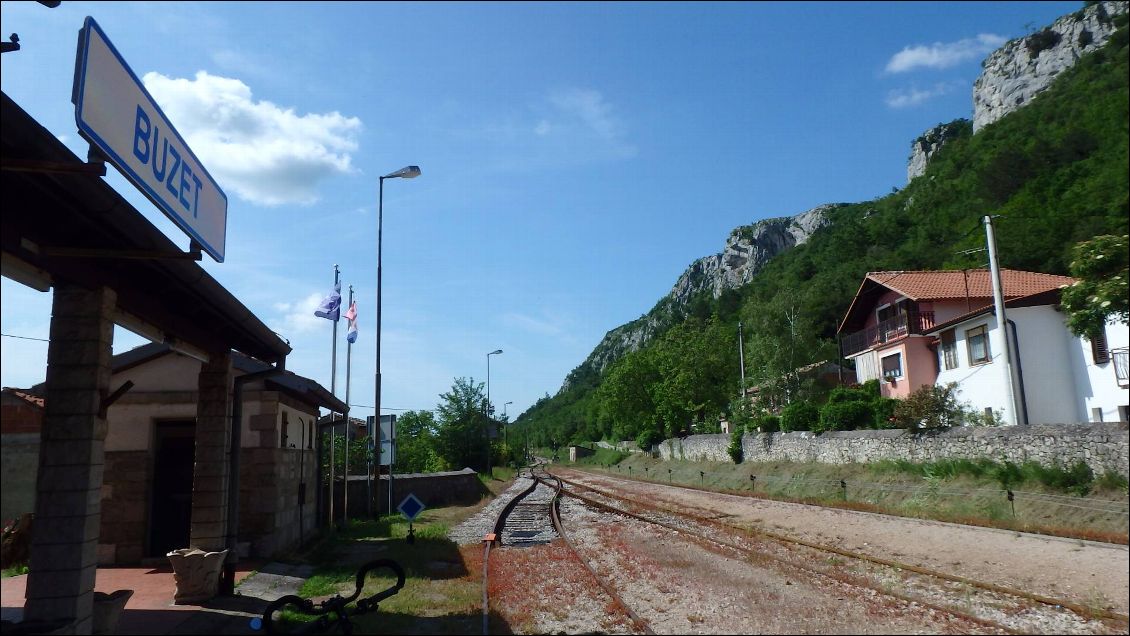 non non on est toujours en croatie, on attend le train slovène