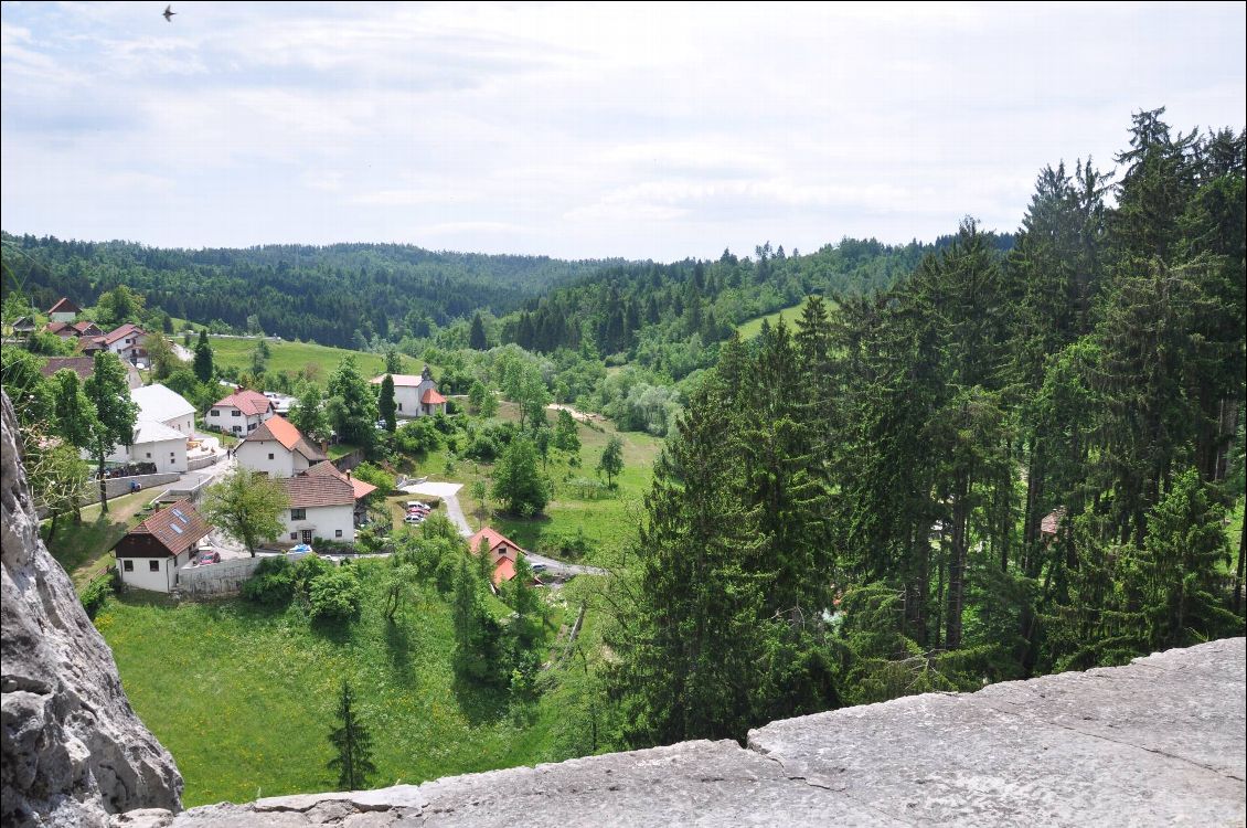 vue depuis la terrasse, au moyen âge il n'y avait pas d'arbres difficile à imaginer!