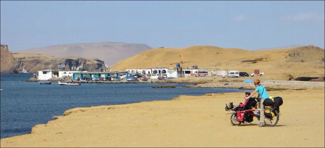 Le petit port de Lagunillas, porte d’entrée de la traversée du désert côtier de Paracas