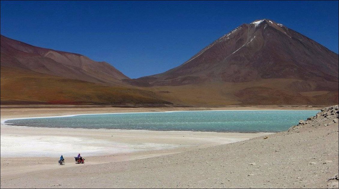 En arrivant à la laguna Verde, au pied du Licancabur (5930m), dont l'ascension a été réalisée le lendemain