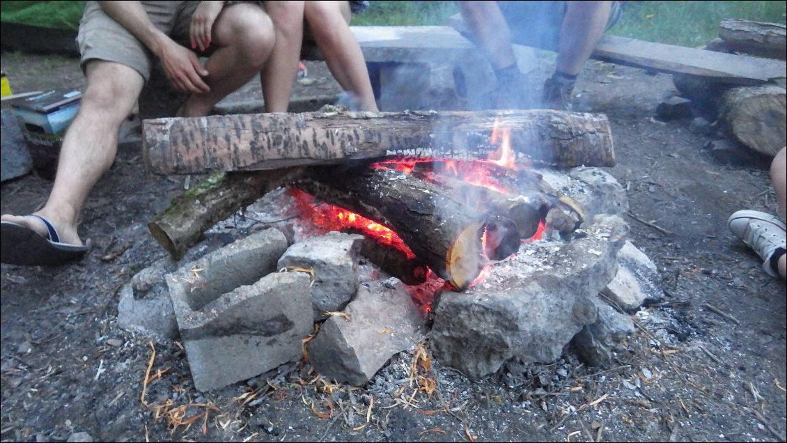 Wallons, Flamands, Français ... ensemble autour du feu ;)