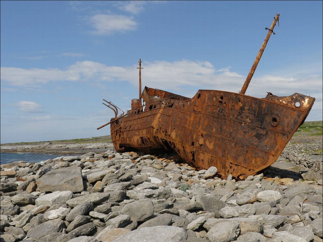 bateau dans les champs, putain y'a du vent!