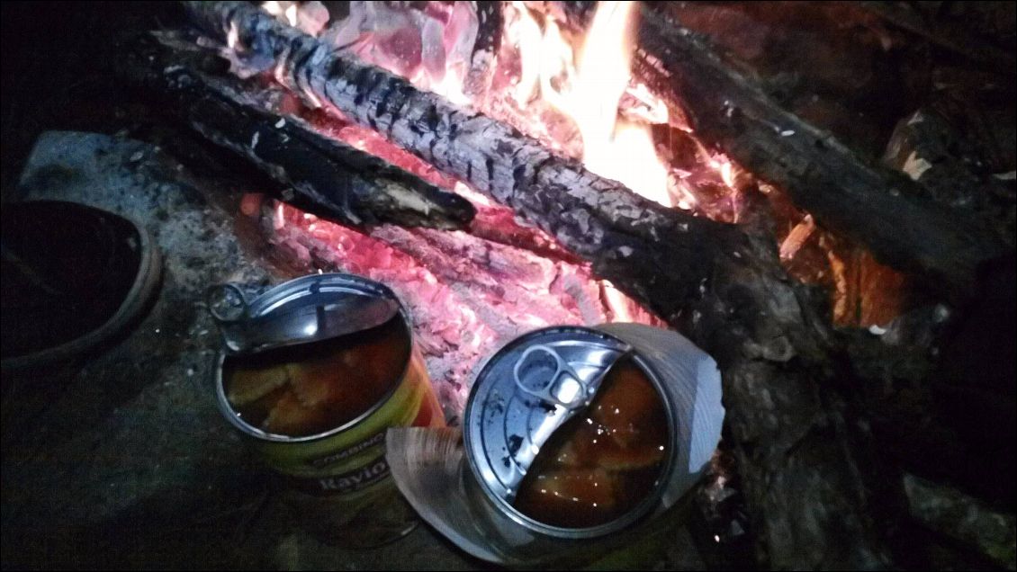 Du feu, une chaussure et des boîtes de conserve.