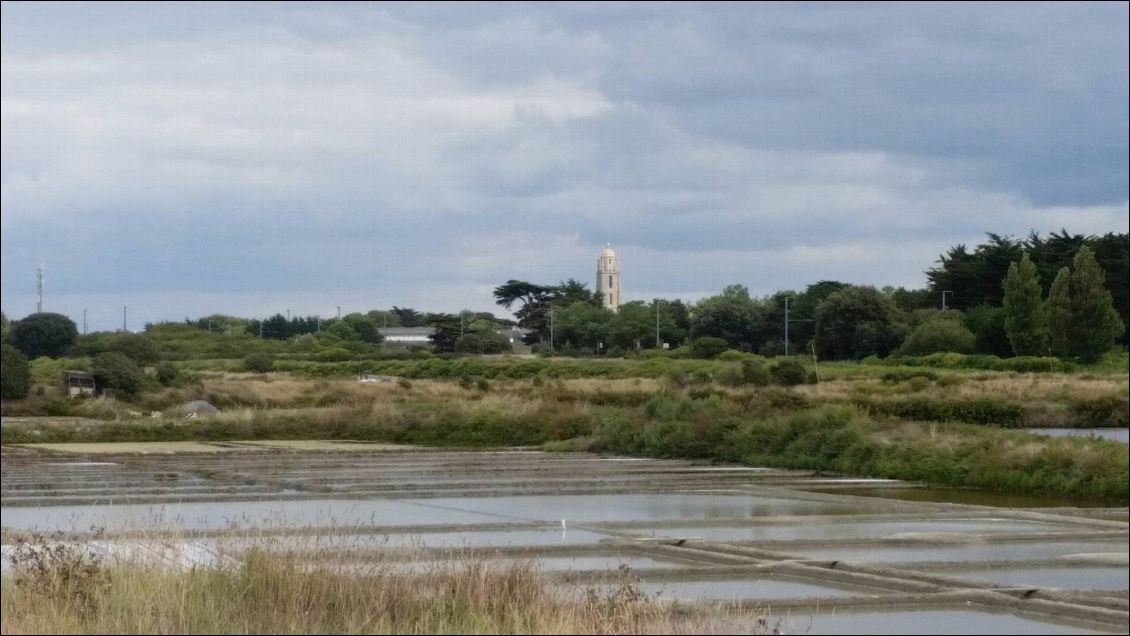 Le bourg de Batz côté marais et le clocher de St Guénolé