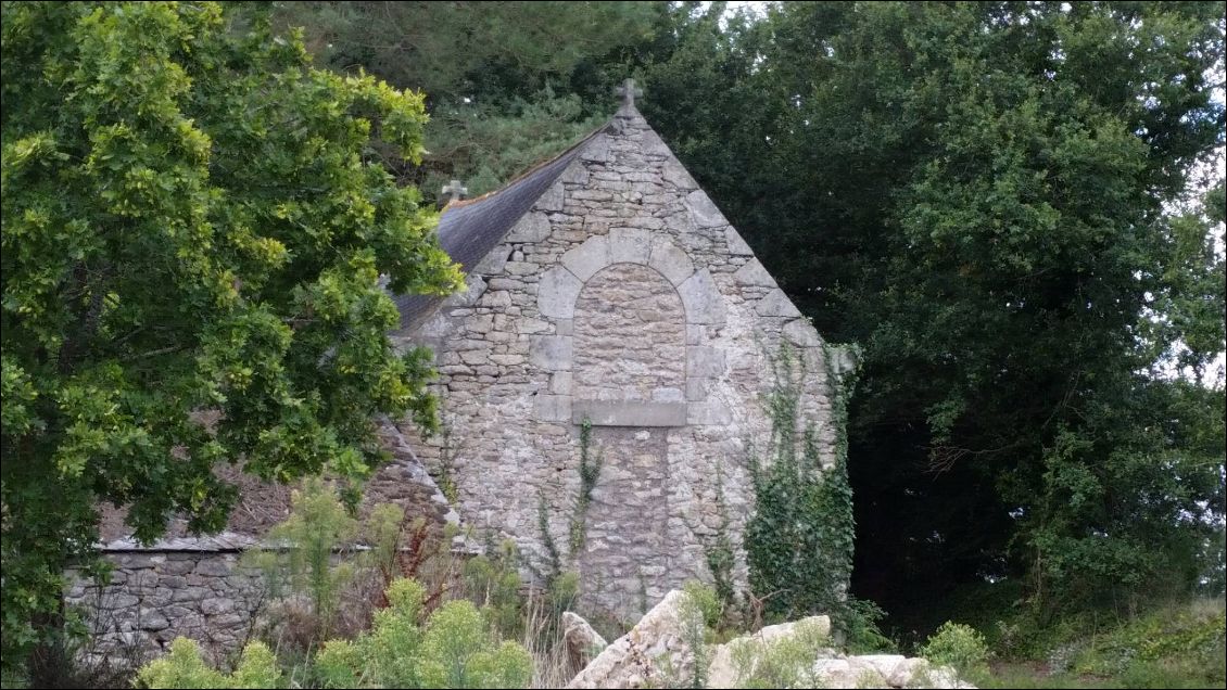 Des ruines entre les bois et les champs.