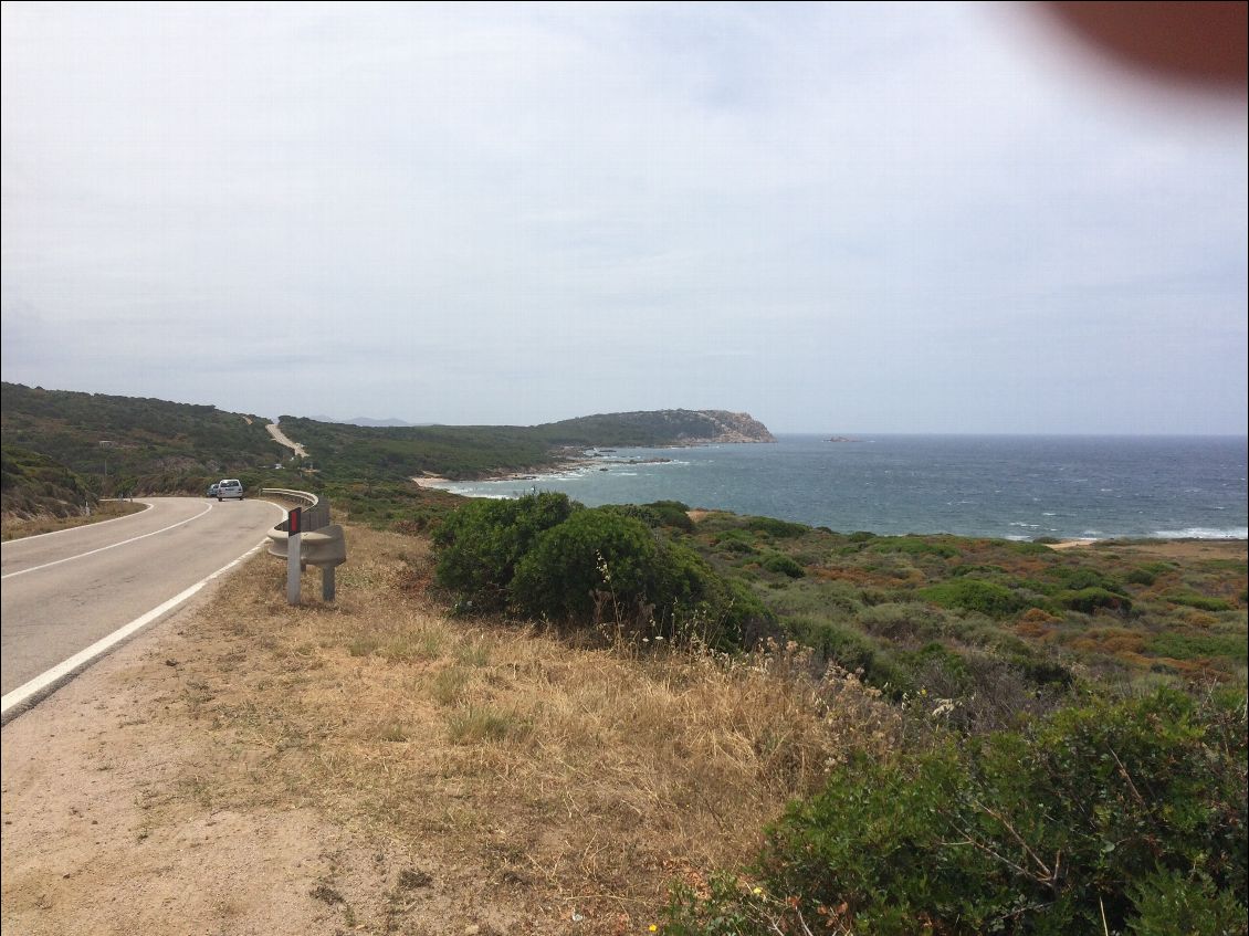 Sur la route de Castelsardo ,vent violent de face toute la journée nous avons dû écourter notre étape .