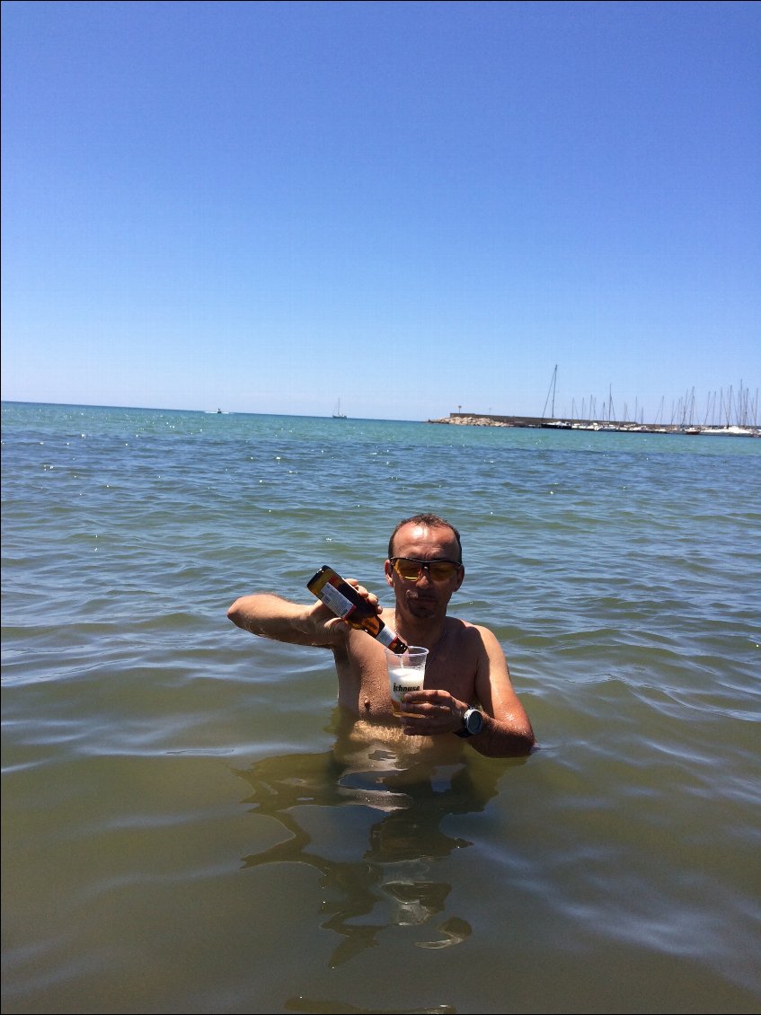 Une bière toujours les pieds dans l eau