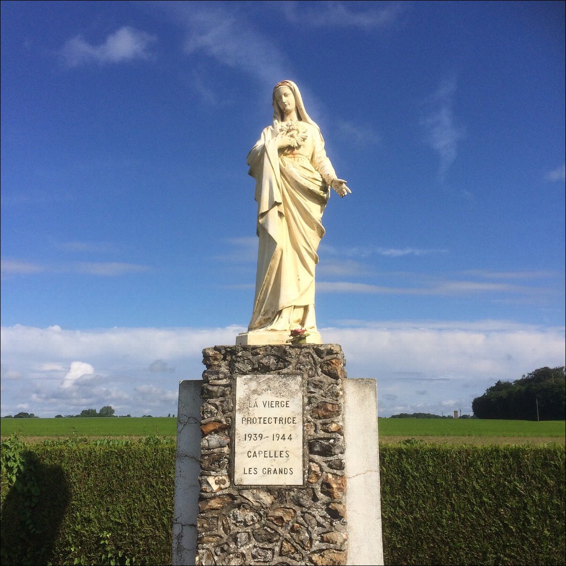 Et la vierge m'est apparue en pleine campagne normande