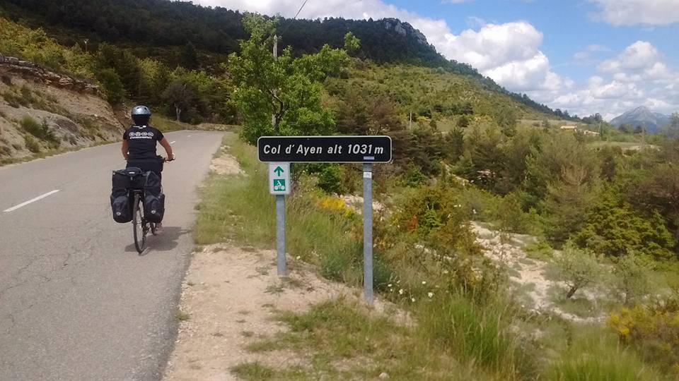 Après la longue montée des gorges, nous arrivons au col d'Ayen !