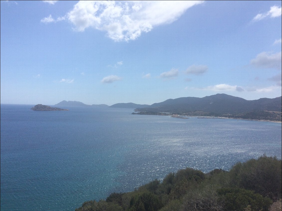 Lundi après Reparation de mon frein arrière à sant Antioco idirection torre cachia ,soleil et paysages magnifiques après 40kms casi plat ils nous restera 35 kms d alternance de montée descente