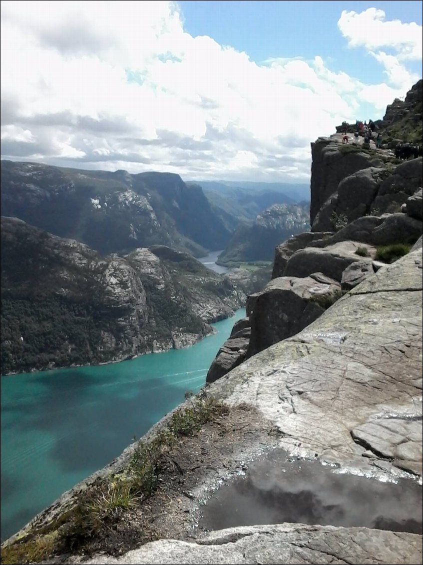 En bas le Lysefjorden