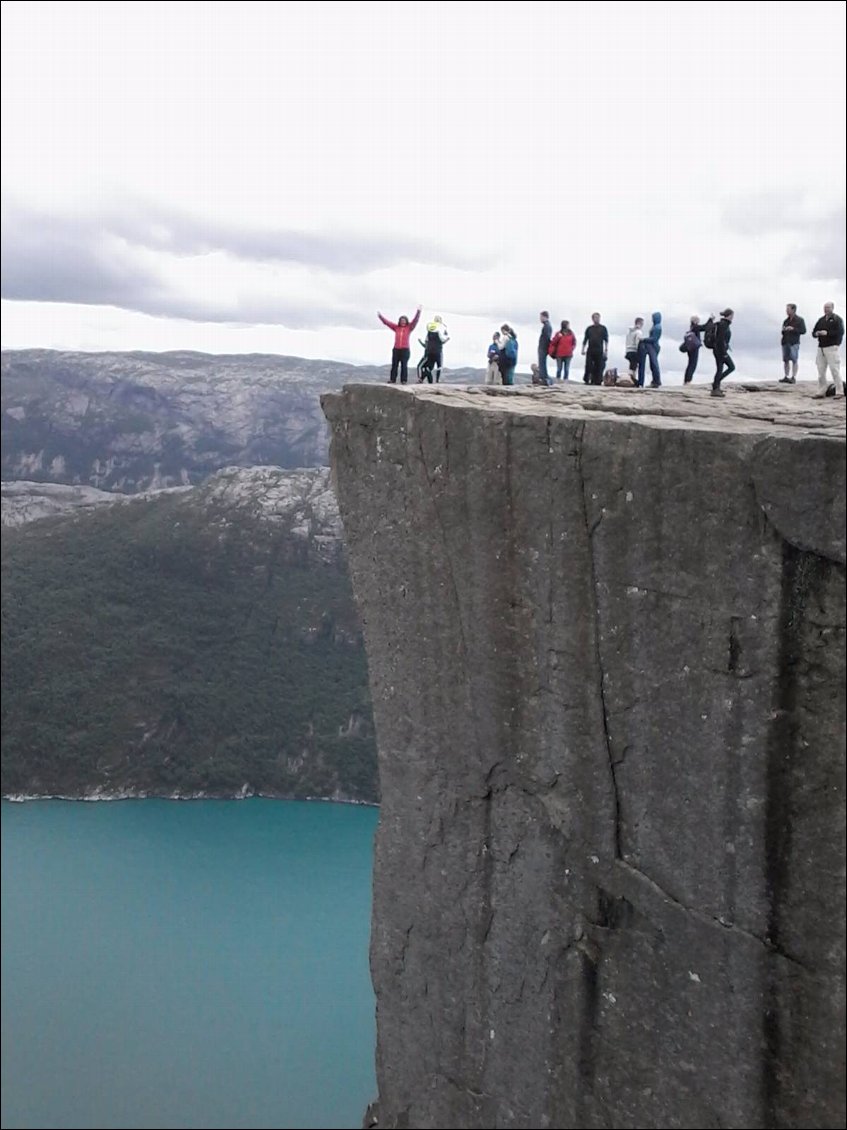 Et voici le fameux Preikestolen. C'est moi tout au bord, les bras en l'air