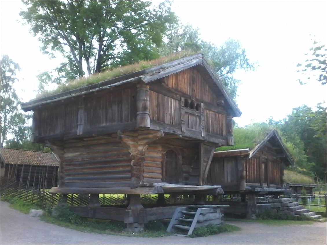 BABA YAGA, sors de ta maison !
Ah, non, je me trompe de pays, Baba Yaga c'est un conte russe. Bon, après tout, c'est pas si loin