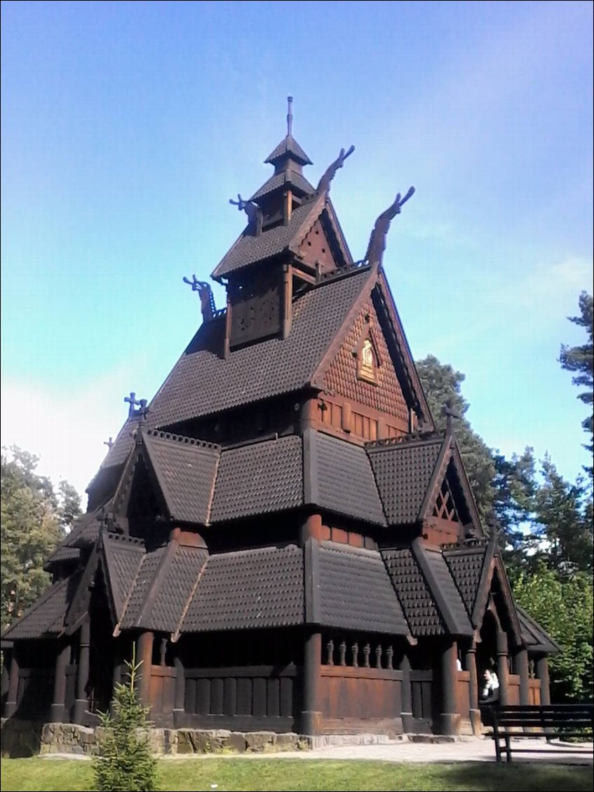 Ceci est l'église en bois debout (époque médiévale) de Gol. Enfin, c'est la reconstitution à partir d'un tiers de l'église d'origine et le reste s'inspire de celle de Sogn. Le portail d'entrée est magnifiquement sculpté.