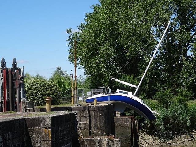 -Un voilier abandonné plié sur une écluse (œuvre d'Erwin Wurm).