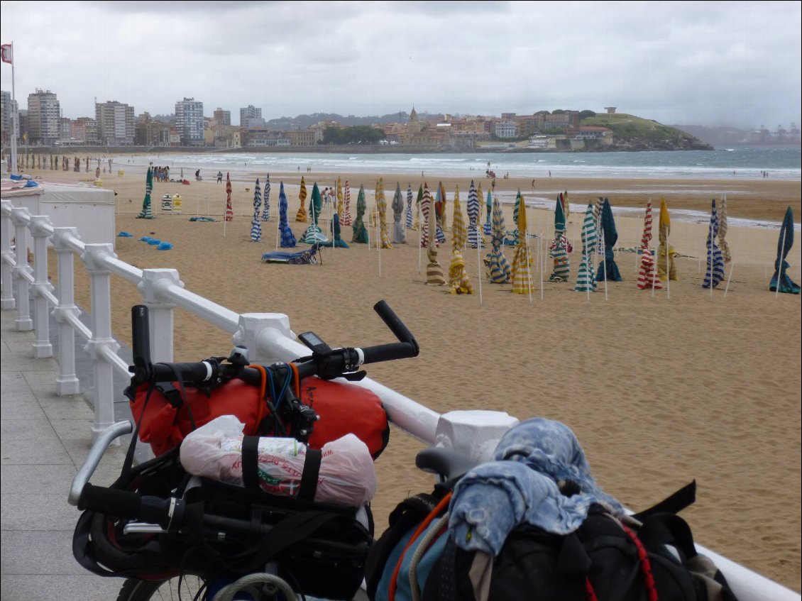 Arrivée à Gijon. Un petit grain a vidé laplage