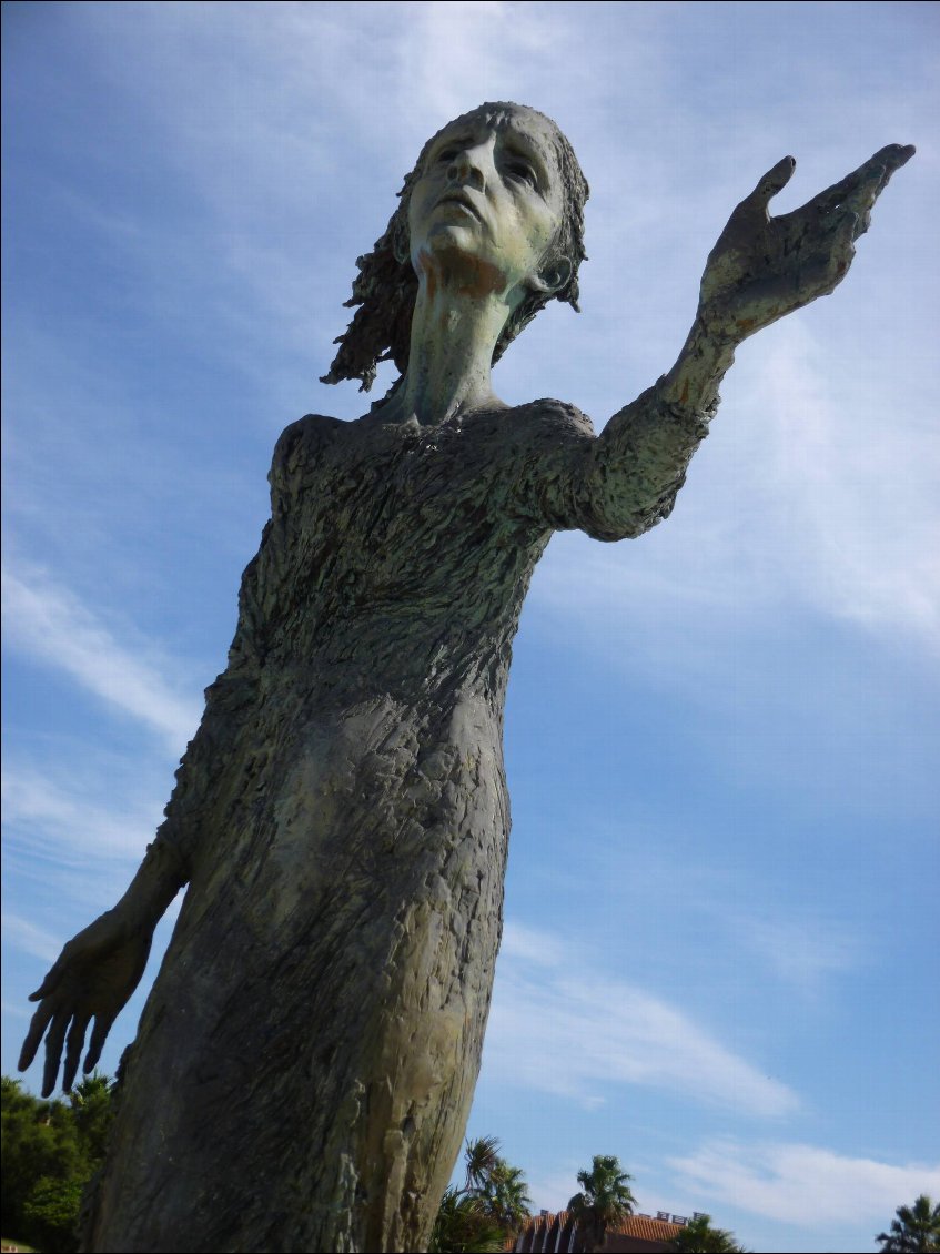 Monumento a la madre del emigrante, installé en 1970. La tristesse d'une mère qui voit émigrer ses enfants, mais les gens l'appellent "la loca"