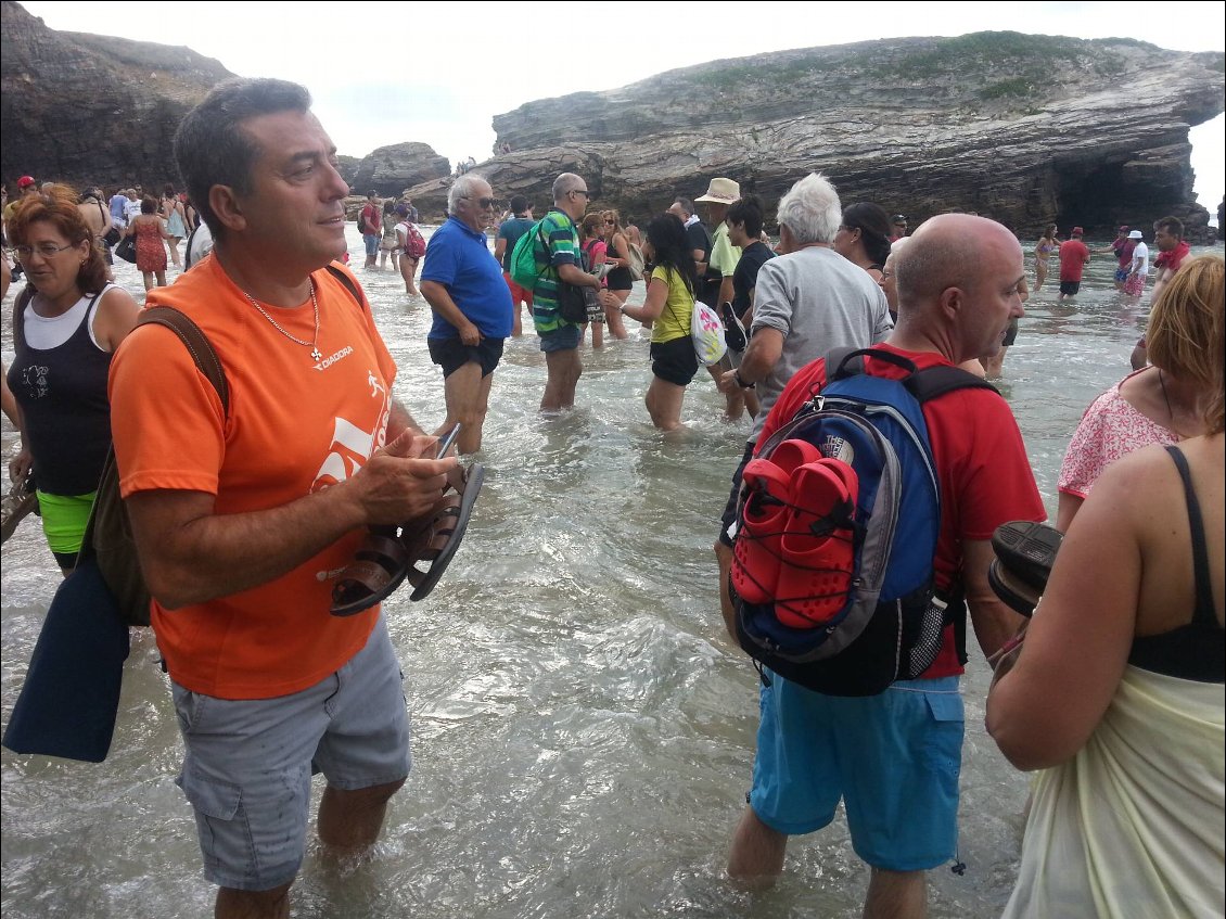 Praia Catedrais, on attend la marée pour passer à la crique voisine